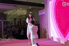 奚梦瑶与何猷君求婚现场直击，他单膝跪地尽显浪漫视频封面
