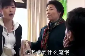 男子遇到和自己女朋友长相一样的女人，上去就亲，结果悲剧了。视频封面