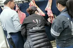 实拍西藏新鲜牦牛肉是这样卖的，一个人过鬼节小妹确说它是吸血鬼视频封面