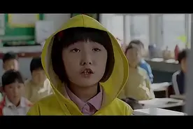 女孩天生体质特殊，谁碰她就倒霉，老师不相信便捏了捏她脸蛋视频封面