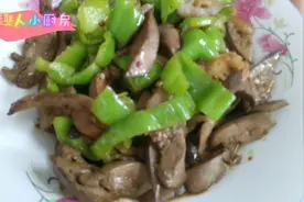 想知道鸭肝怎么做好吃吗？看看大厨怎么做的，又香又嫩又美味视频封面
