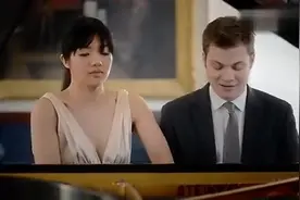 帅哥美女谐谑曲：四手联弹《吻我一下 Give me a kiss》视频封面