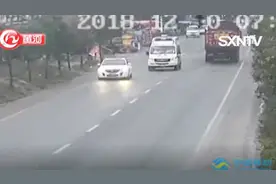 警车狂追轿车！11岁孩子驾车去兜风，家长赶紧报警视频封面