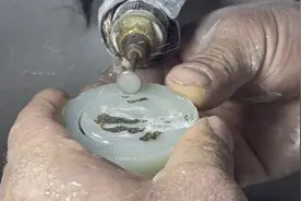 一块小小的手镯芯可以做什么呢？手艺人将它打磨成了一堆好东西视频封面
