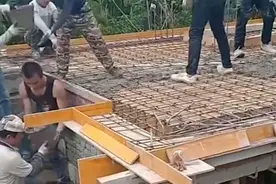 农民工竟这样搬运水泥,眼前这一幕真开了眼,不愧是民间高手!