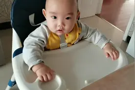 七个月宝宝还不会抓小东西吃，妈妈看的太费劲了视频封面