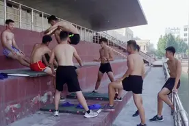 为什么某大学里面那么多不穿上衣的男生？？