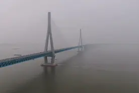沪苏通大桥
端午
开通前最后一次沉寂
看看苏通/江阴大桥拥堵的视频封面