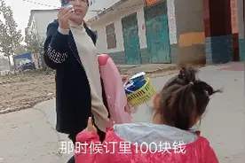 妈妈带女儿去澡堂里洗澡，拉了一车东西，妈妈说像打仗一样视频封面