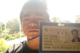 想考摩托车驾驶证到底选D或E呢，听小伙讲完，网友都选它？视频封面