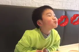 左手薯条，右手牛排，豪哥吃出幸福感，索吻妈妈~视频封面