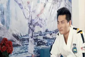 漂亮老妈竟让儿子扮花童，穿上裙子的儿子，真让人喜欢！视频封面