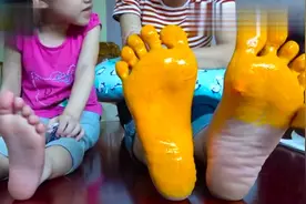 亲子益智：妈妈和小萝莉的脚丫涂颜色，很好玩！视频封面