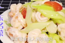 大厨教你“百合炒虾仁”，清脆爽囗，营养丰富，特适合老人小孩吃视频封面