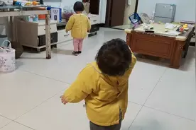 双妹吃糖直喊“分，分”，告诉她少吃糖，听话的把糖扔垃圾桶了视频封面