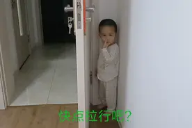二岁宝宝拉粑粑就知道躲门后了，你们家有同款宝宝吗？视频封面