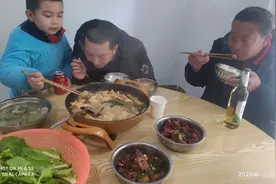 闲得无聊，自己在家来做个“腊猪脚小火锅”，方法很简单视频封面