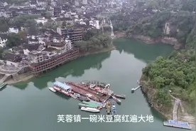 瀑布上的古镇一一芙蓉镇视频封面