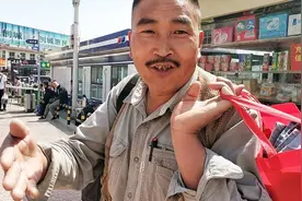 50岁农村大叔有两个女儿压力大不大？大叔这样回答，是大实话吧视频封面