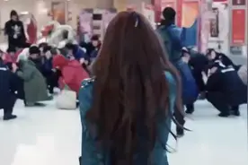 他也只是个孩子，只是换了身衣服成为了战士不是么？致敬英雄！视频封面