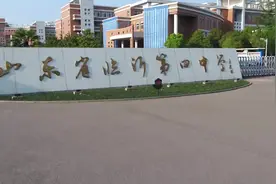 临沂四中用歌声“歌颂祖国 · 助力高考” 一场振奋人心的青春快闪视频封面