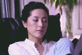 大嫂给妯娌送饭劝妯娌生孩子，饭桌上说妯娌好赖话不停，婆婆恼火视频封面