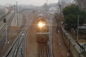 HXN5型内燃机车首次在宁芜铁路上运行，牵引货物列车驶出马鞍山站视频封面
