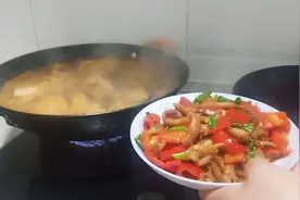 老公在厨房和我闺蜜才艺大比拼，大家评评理，谁做的更好吃些视频封面