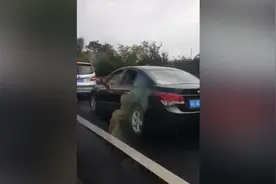 哭死！高速路拥堵多车违规走应急车道，警方“守株待兔”现场处罚视频封面