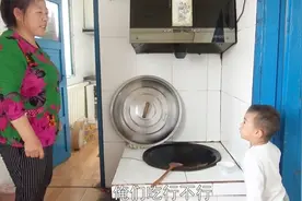 东北大妈铁锅炖大鱼，小孙子目不转睛围在锅边，这做法看着就馋视频封面