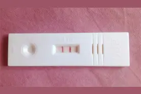 验孕棒两条杠显示一深一浅，是什么情况？医生：这种情况存在危险