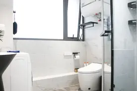 卫生间没有窗户怎么办？设计师给出4条建议，买到暗卫也不怕视频封面