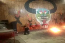 今天太好笑了，玩火表演不小心把裤裆烧着，灭火时把裤脱视频封面