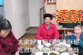 跟儿子钓鱼凯旋归来，韭菜炒墨鱼黄吃米饭，透酥！视频封面