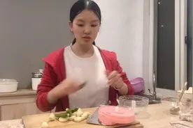 中午吃剩的白煮虾，小敏加点蒜末爆炒，又是一盘香喷喷的下饭菜视频封面