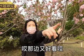 70后美女姐姐花式拍照大全！公园里拍照停不下来，我眼里的春天！视频封面