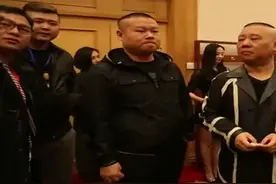 贾玲搂着岳岳向宁静介绍：这是我男朋友，宁静一句话让岳岳脸红了视频封面