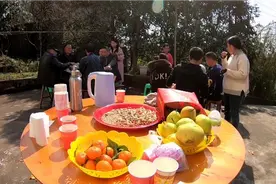 实拍四川农村大年初五招待客人，香肠腊肉全都上桌，主人家忙不停视频封面