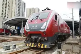 为什么火车要鸣笛？笛声的长短代表什么意思？这下涨知识了视频封面