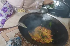 土鸡蛋炒番茄，炒来蛋都是金黄色，即健康又营养