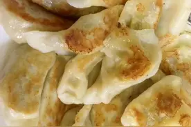 隔夜的饺子要这么做才好吃！配上粥和咸菜，就是一顿完美的早餐