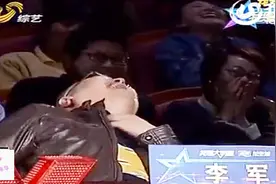 李鑫台上挑战高难度动作，模样痛苦难忍，观众不厚道的笑倒一片视频封面