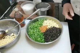 山东饺子馆销量第一的韭菜鸡蛋素饺子是怎么调制呢？看老三怎么调视频封面