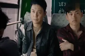 影视:三男子车上抢劫  殊不知车内全是特种兵  惨了视频封面