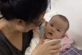 宝宝一被亲就张大口，妈妈疯狂吸娃，奶香味好闻视频封面
