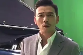 杨烁带儿子现身变最帅父子俩 对镜比V表情差别大搞笑又温馨视频封面