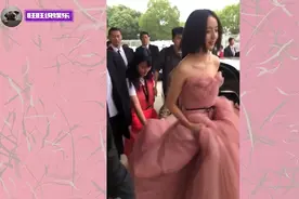 本以为佟丽娅的裙子很保守，当她转身的瞬间：只怪我们太年轻视频封面