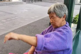 广场阿姨今天很干净，很漂亮视频封面