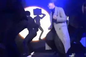 毛不易被迫跳舞，跳舞之前推下眼镜深吸一口气，跳出暴发户感觉！视频封面