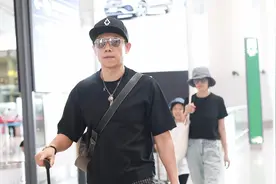 袁泉夏雨穿情侣上衣一家三口出行 女儿哈哈贴心替妈妈推箱子视频封面
